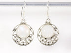 Ronde opengewerkte zilveren oorbellen met regenboog maansteen afbeelding 4