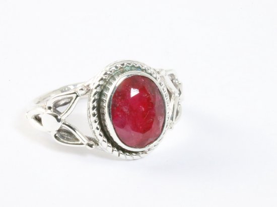 Opengewerkte zilveren ring met robijn afbeelding 1