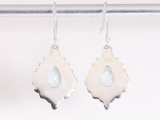 Bewerkte zilveren oorbellen met blauwe topaas afbeelding 3