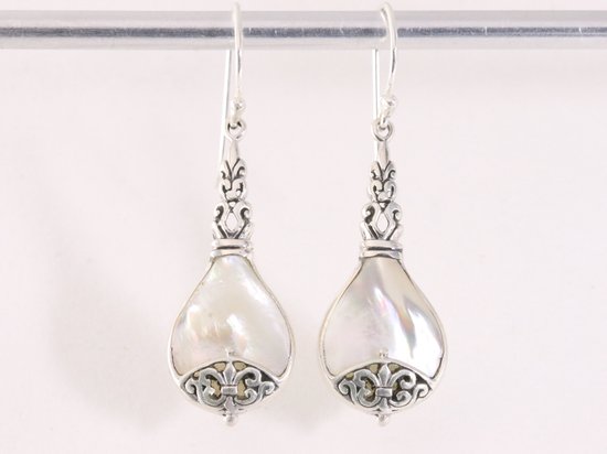 Traditionele bewerkte zilveren oorbellen met parelmoer afbeelding 4