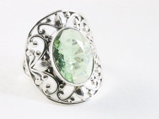 Opengewerkte zilveren ring met groene amethist afbeelding 1