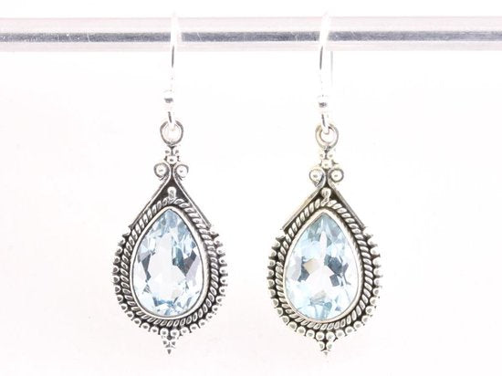 Bewerkte zilveren oorbellen met blauwe topaas afbeelding 4