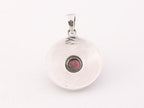 Ronde bewerkte zilveren hanger met granaat afbeelding 3