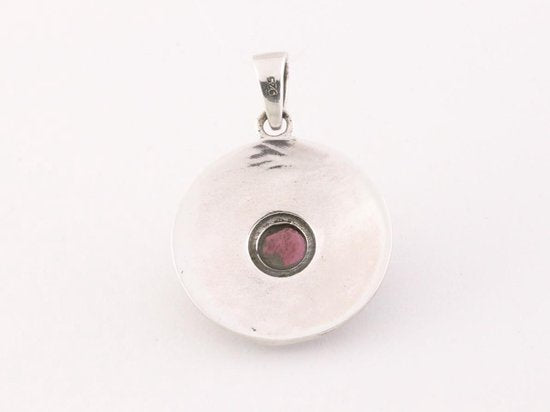 Ronde bewerkte zilveren hanger met granaat afbeelding 3