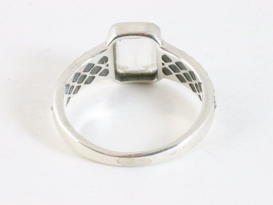 Bewerkte zilveren ring met bergkristal afbeelding 3