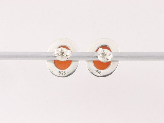 Bewerkte ovale zilveren oorstekers met rode vuuropaal afbeelding 3