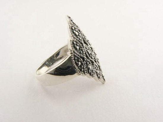 Ruitvormige fijn bewerkte zilveren ring afbeelding 4