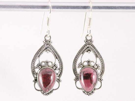 Opengewerkte zilveren oorbellen met granaat afbeelding 1