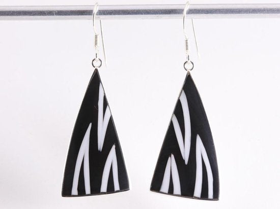 Lange zilveren oorbellen met zebra schelp afbeelding 4