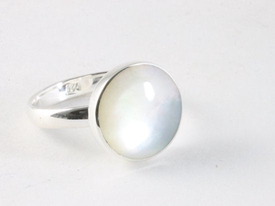 Ronde hoogglans zilveren ring met parelmoer afbeelding 1