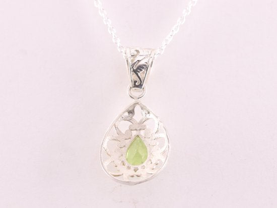 Opengewerkte druppelvormige zilveren hanger met peridoot aan ketting afbeelding 3