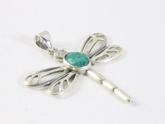 Opengewerkte zilveren libelle hanger met smaragd aan ketting afbeelding 2