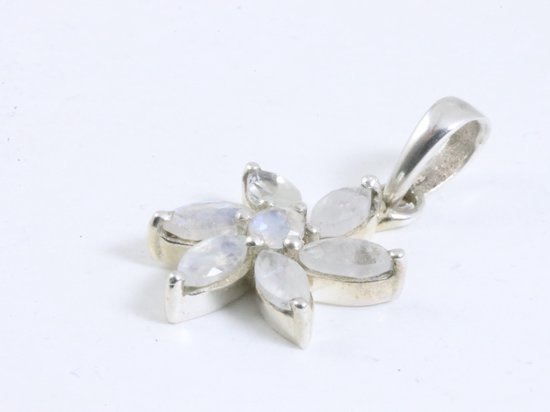 Zilveren hanger met regenboog maansteen aan ketting afbeelding 2