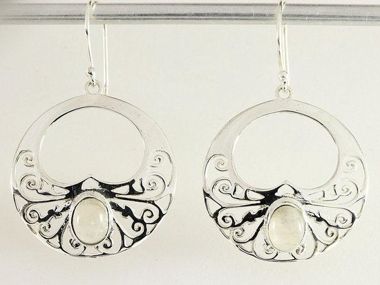 Ronde opengewerkte zilveren oorbellen met regenboog maansteen afbeelding 4