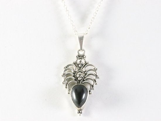 Fijne opengewerkte zilveren hanger met onyx aan ketting afbeelding 4