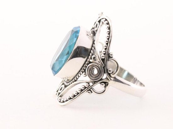 Opengewerkte zilveren ring met blauwe topaas afbeelding 2