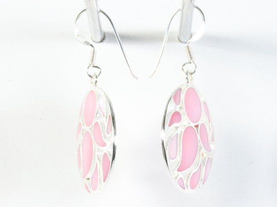 Ronde opengewerkte zilveren oorbellen met roze parelmoer afbeelding 2