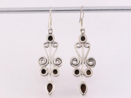 Lange opengewerkte zilveren oorbellen met goudsteen afbeelding 3