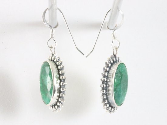 Bewerkte zilveren oorbellen met smaragd afbeelding 2