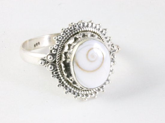 Bewerkte zilveren ring met shiva oog schelp afbeelding 1