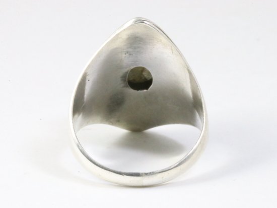 Bewerkte zilveren ring met labradoriet afbeelding 3