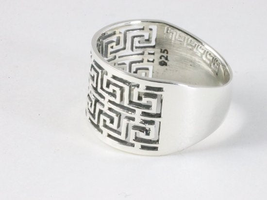 Opengewerkte zilveren ring met Grieks motief afbeelding 2