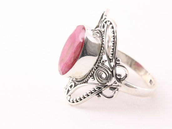 Opengewerkte zilveren ring met robijn afbeelding 2