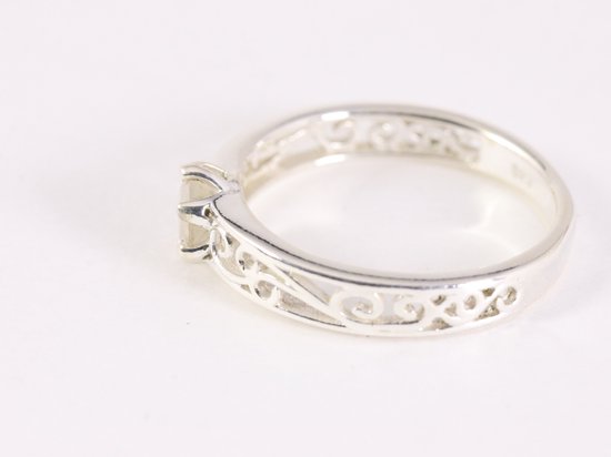 Fijne opengewerkte zilveren ring met regenboog maansteen afbeelding 2