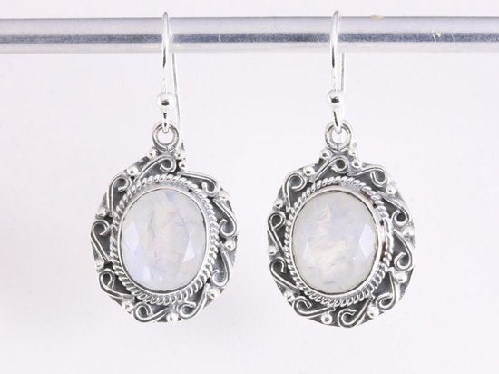 Bewerkte zilveren oorbellen met regenboog maansteen afbeelding 4