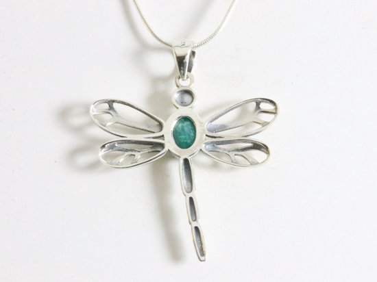 Opengewerkte zilveren libelle hanger met smaragd aan ketting afbeelding 3