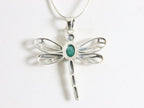 Opengewerkte zilveren libelle hanger met smaragd aan ketting afbeelding 3