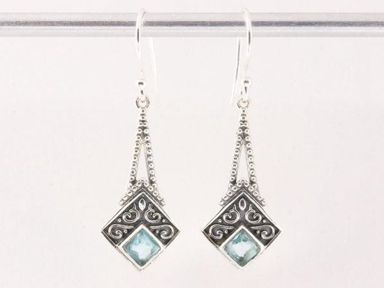 Bewerkte zilveren oorbellen met blauwe topaas afbeelding 4