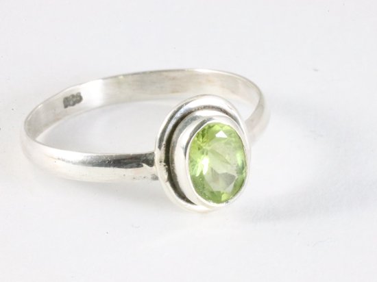 Fijne zilveren ring met peridoot afbeelding 1