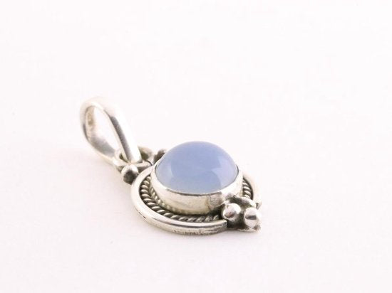 Fijne bewerkte zilveren hanger met aqua chalcedoon aan ketting afbeelding 2