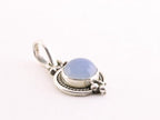 Fijne bewerkte zilveren hanger met aqua chalcedoon aan ketting afbeelding 2