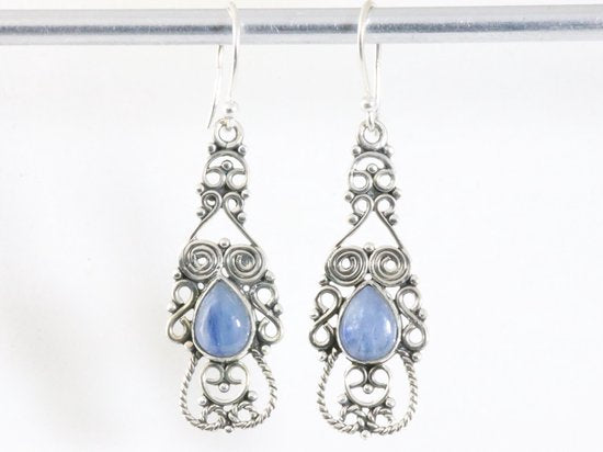 Lange opengewerkte zilveren oorbellen met kyaniet afbeelding 3