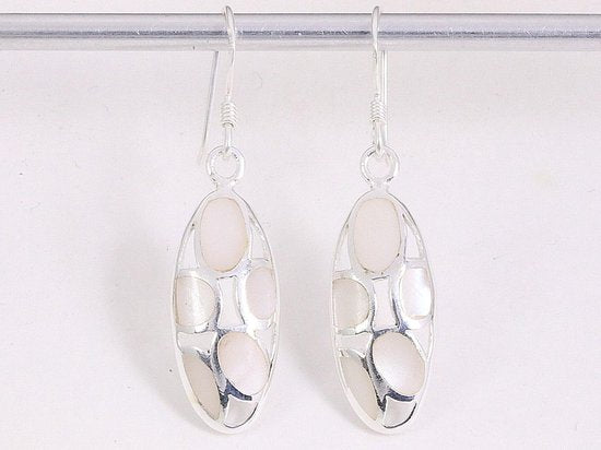 Lange opengewerkte zilveren oorbellen met parelmoer afbeelding 3