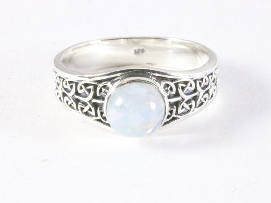 Bewerkte zilveren ring met regenboog maansteen afbeelding 4