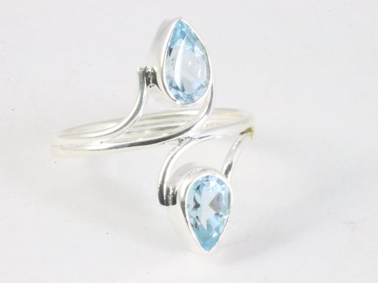 Fijne zilveren ring met blauwe topaas afbeelding 1
