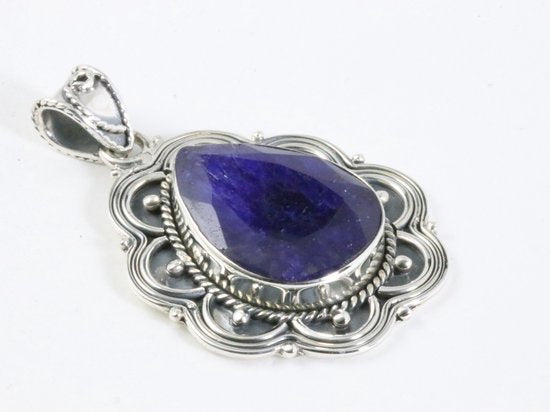 Bewerkte zilveren hanger met blauwe saffier afbeelding 2