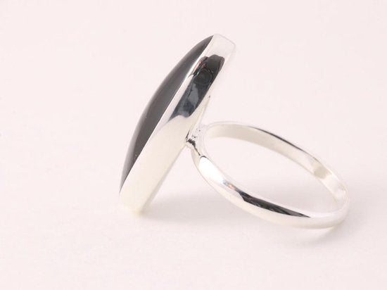 Langwerpige zilveren ring met onyx afbeelding 2