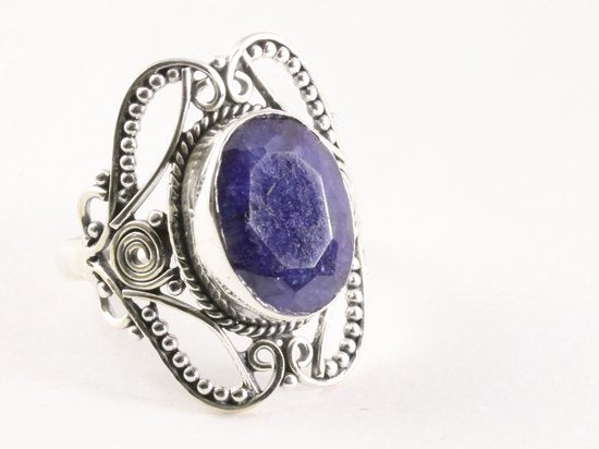 Opengewerkte zilveren ring met blauwe saffier afbeelding 1