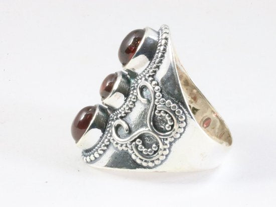 Zware bewerkte zilveren ring met 3 granaat stenen afbeelding 2