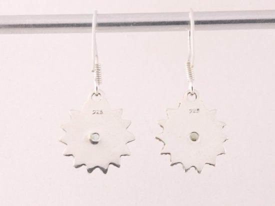 Fijne bewerkte zilveren oorbellen met regenboog maansteen afbeelding 3