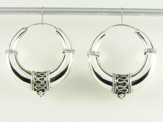 Bewerkte zilveren Bali oorringen afbeelding 4