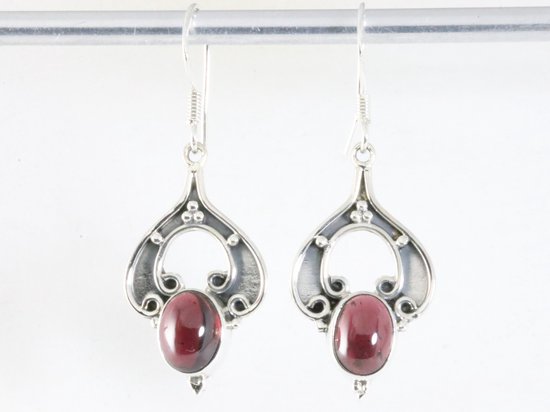 Bewerkte zilveren oorbellen met granaat afbeelding 3