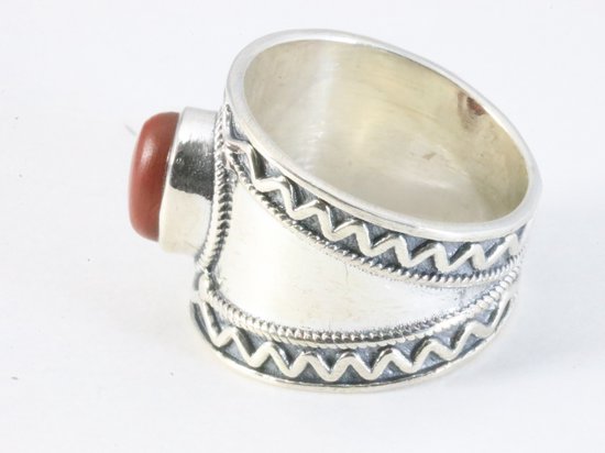 Bewerkte zilveren ring met rode jaspis afbeelding 2