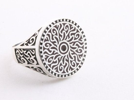 Ronde zilveren herenring met niëllo decoraties afbeelding 1