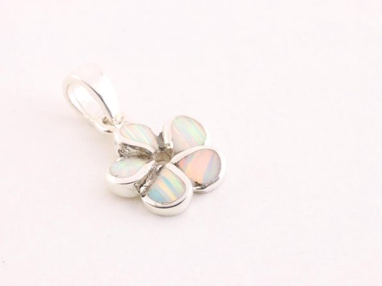 Fijne bloemvormige zilveren hanger met welo opaal aan ketting afbeelding 2