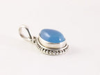 Bewerkte druppelvormige zilveren hanger met blauwe chalcedoon aan ketting afbeelding 2